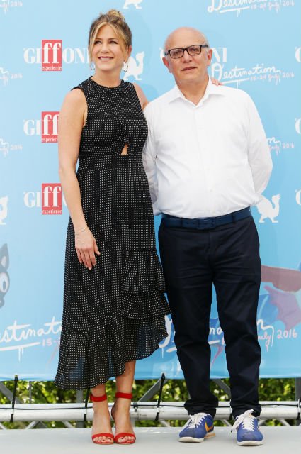  Дженнифер Энистон и президент The Giffoni Film Festival Клаудио Джубитоси