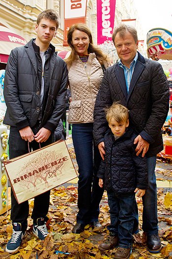 Игорь Бутман с семьей на открытии детского универмага