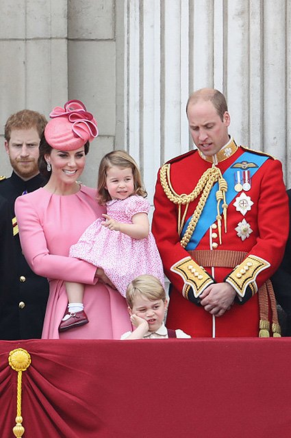 Принц Гарри, Кейт Миддлтон, принц Уильям, принц Джордж и принцесса Шарлотта