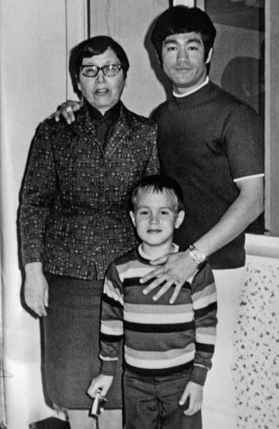 Брюс Ли с матерью и сыном Брэндоном