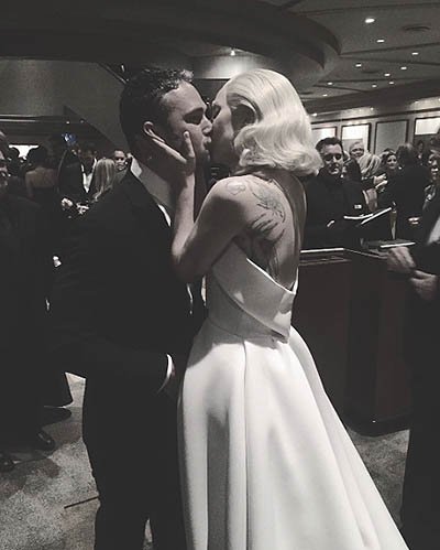Минутка романтики: Тейлор Кинни и Леди Гага