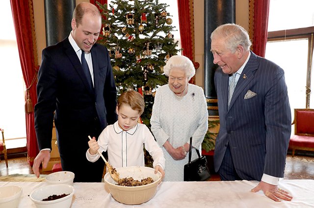 Принц Уильям, принц Джордж, королева Елизавета II и принц Чарльз
