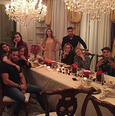 Семья Хадид с друзьями за праздничным столом