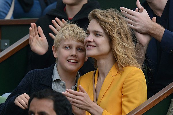 Антуан Арно и Наталья Водянова с сыном Лукасом на футбольном матче
