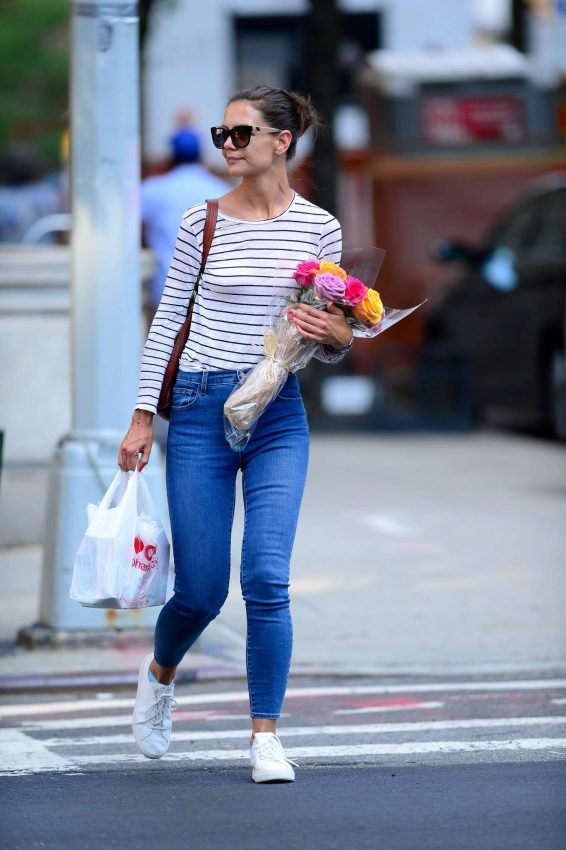 Katie Holmes 2019 : Katie Holmes â Carry bouquet of roses in New York City-10
