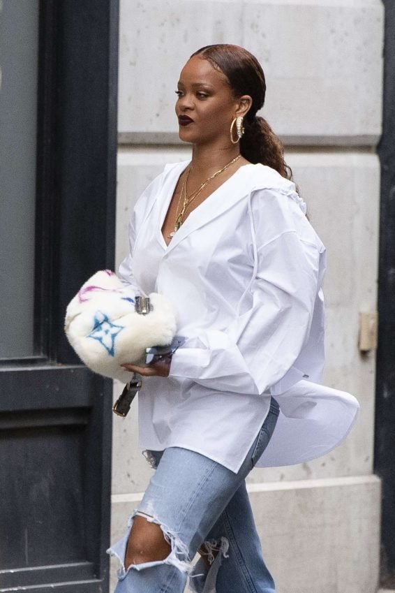 Rihanna - Arrives at Charles de Gaulle Airport in Paris