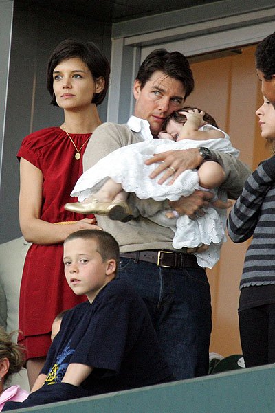 Кэти Холмс и Том Круз с дочерью в 2008 году
