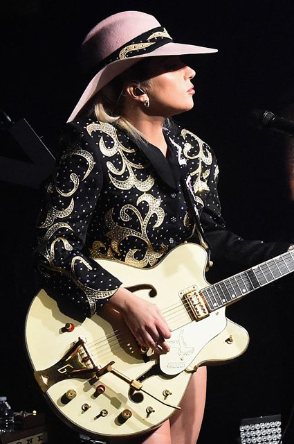 Леди Гага на концерте в Нэшвилле