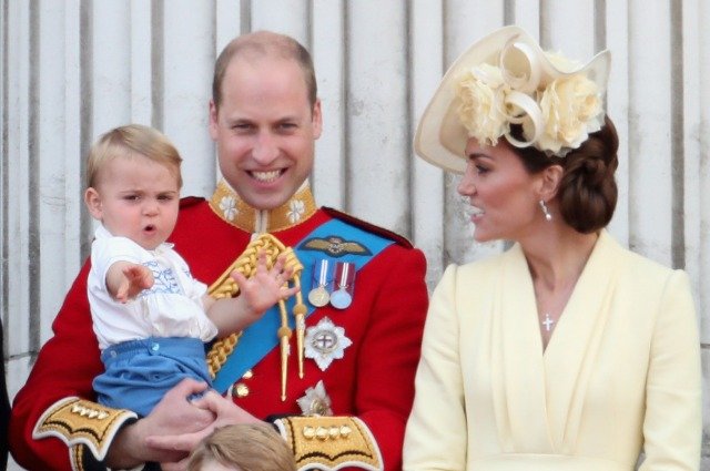 Кейт Миддлтон и принц Уильям с принцем Луи