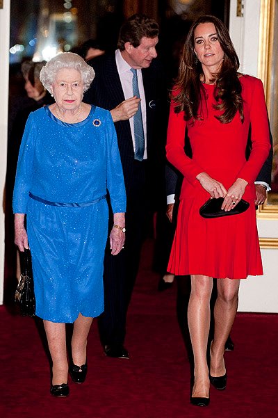 герцогиня кэтрин и королева елизавета встречают гостей в букингемском дворце
