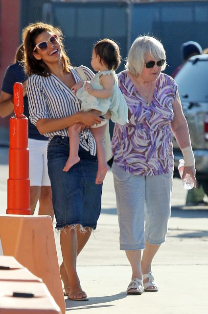 Ева Мендес с дочерью и мамой
