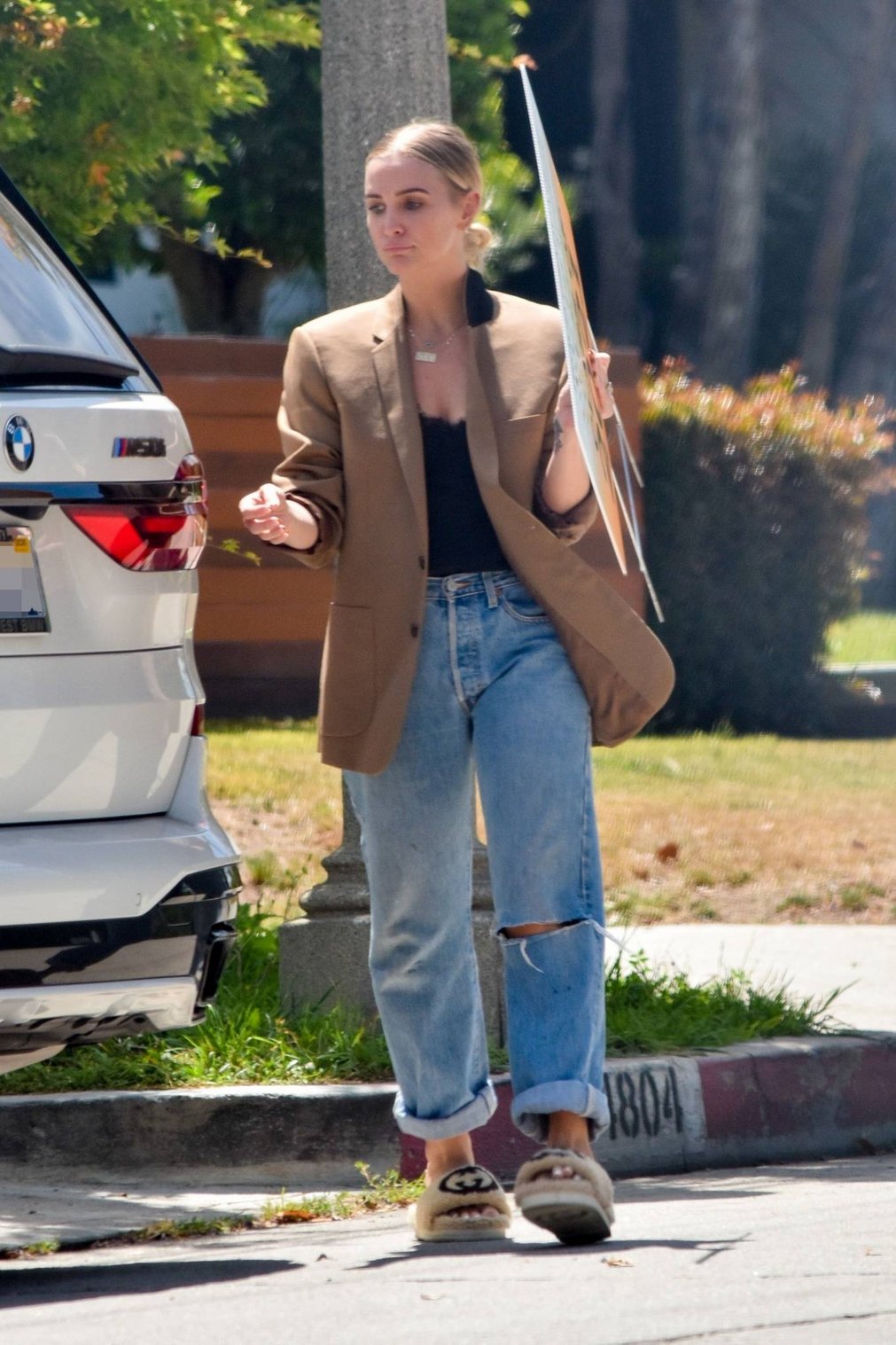 Ashlee Simpson 2021 : Ashlee Simpson – Picks up a For Sale sign from her old house in Sherman Oaks-08