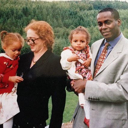 Камилла Лоутер и Чарльз Абоа с дочерьми 