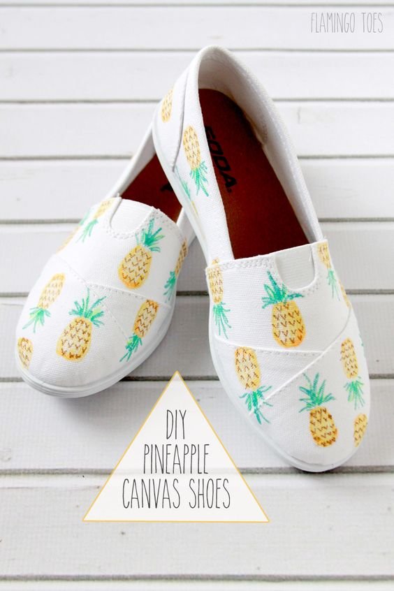 Pineapples are just the cutest, aren't they?! Get into the trend with these cute DIY pineapple sneakers from Flamingo Toes. Bust out those fabric pens and get to gettin'!: 