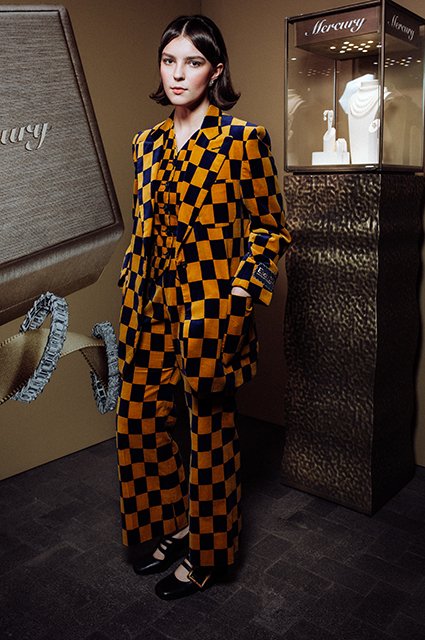 Дебютантка Бала Tatler Полина Цыганова сменила вечернее платье на костюм Gucci, но по привычке снималась у бриллиантов Mercury