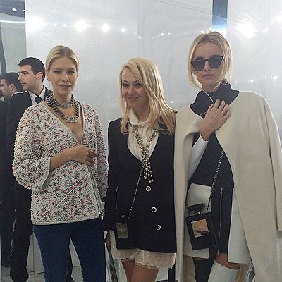 Елена Перминова и Яна Рудковская с подругой