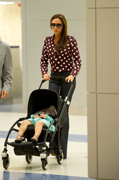 Виктория Бекхэм с дочкой Харпер в нью-йоркском аэропорту