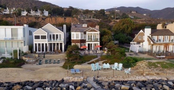 https://hookedonhouses.net/wp-content/uploads/2015/06/Grace-and-Frankie-Broad-Beach-row-in-Malibu.jpg