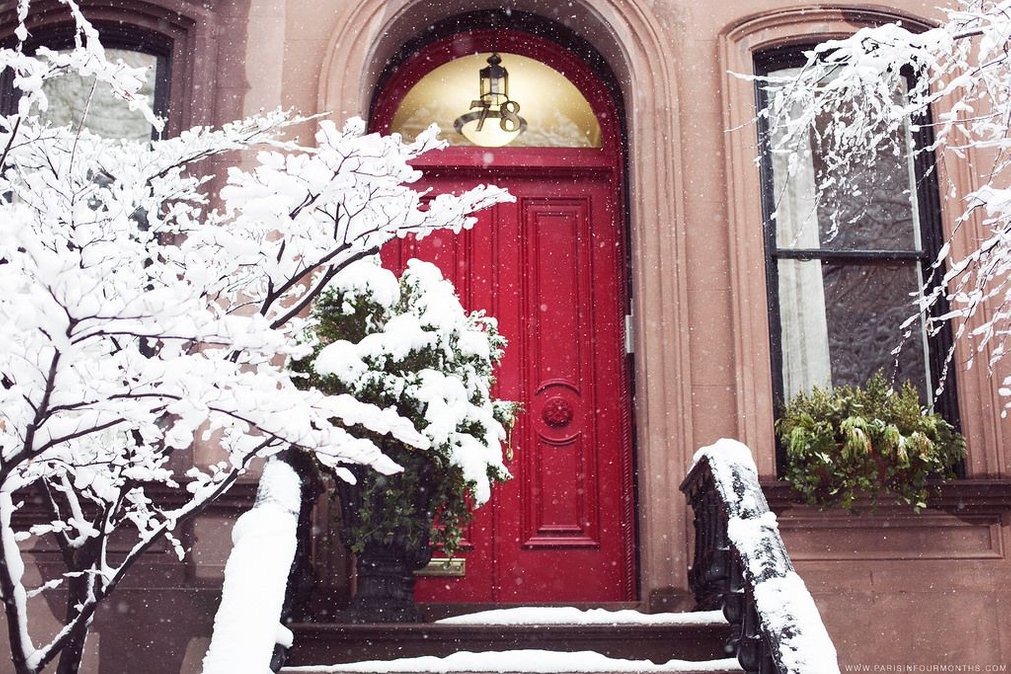 Снег на крыльце. Зимняя дверь. Крыльцо зимой. Дверь зимой.