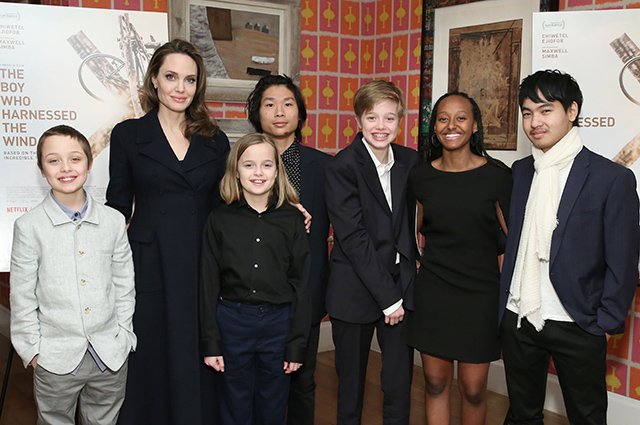 Анджелина Джоли с сыновьями Ноксом, Паксом и Мэддоксом и дочерьми Вивьен, Шайло и Захарой