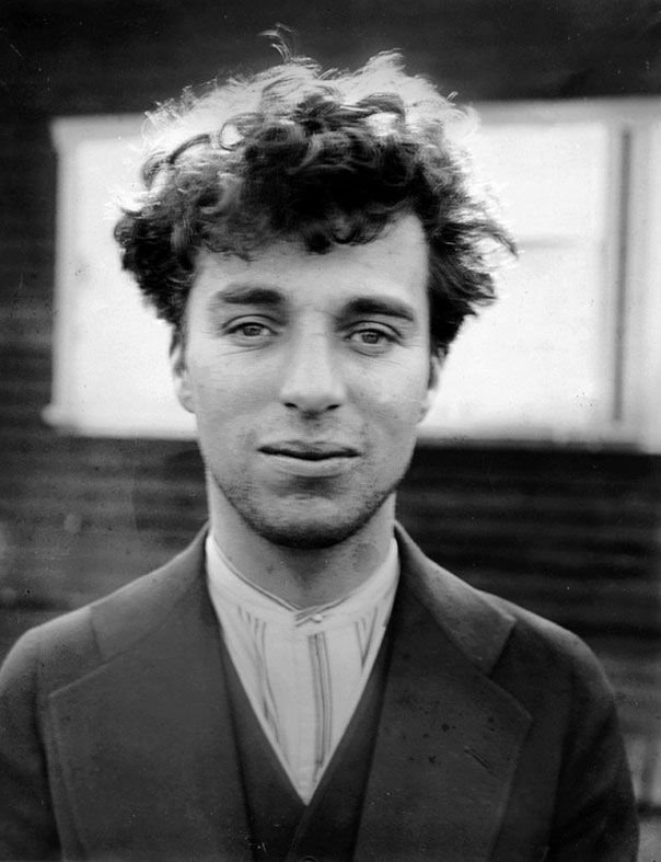 На этом фото изображен Чарли Чаплин в возрасте 27 лет. 1916 год