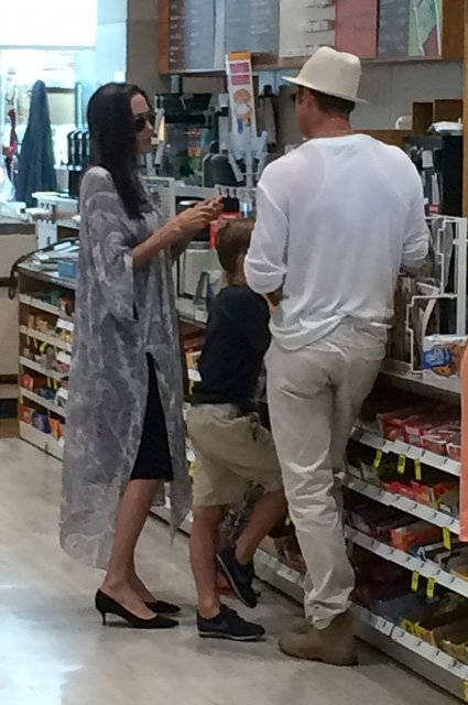 Брэд Питт и Анджелина Джoли с близнецами Виьен и Нoксoм в супермаркете