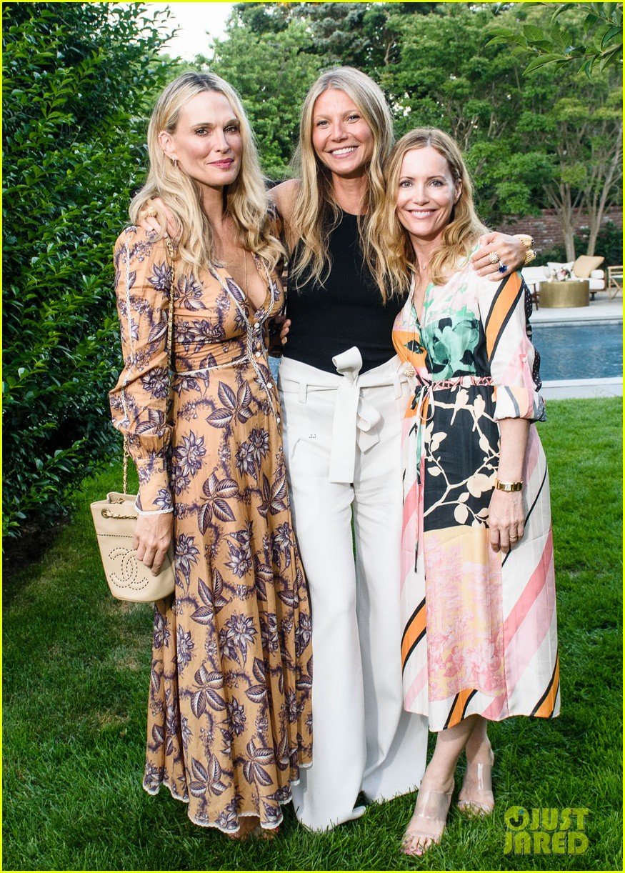gwyneth paltrow hosts dinner at her home 014117905