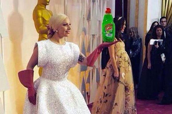 Леди Гага в перчатках для уборки