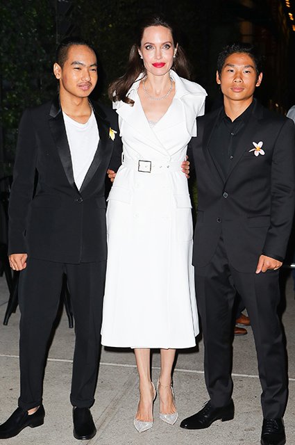 Анджелина Джоли с сыновьями, Мэддоксом и Паксом