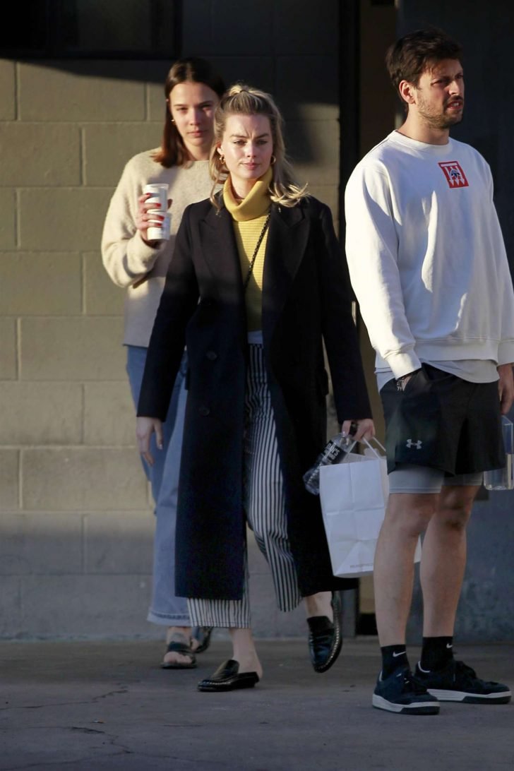 Margot Robbie: Out with her friends in Los Angeles -05