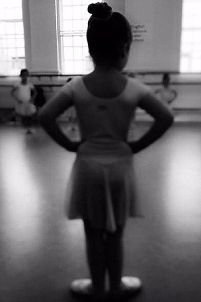 Харпер Севен Бекхэм на занятиях в балетной школе