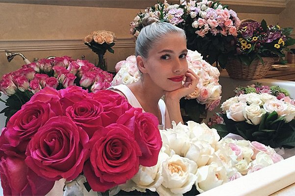 Елена Перминова утопает в цветах