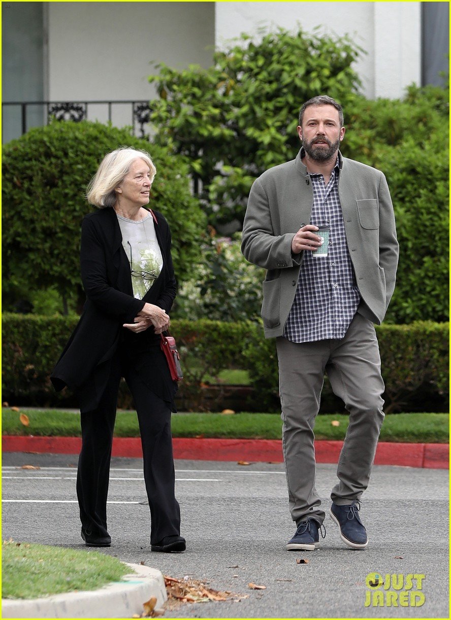 ben affleck grabs coffee with mom christine in brentwood 034305524