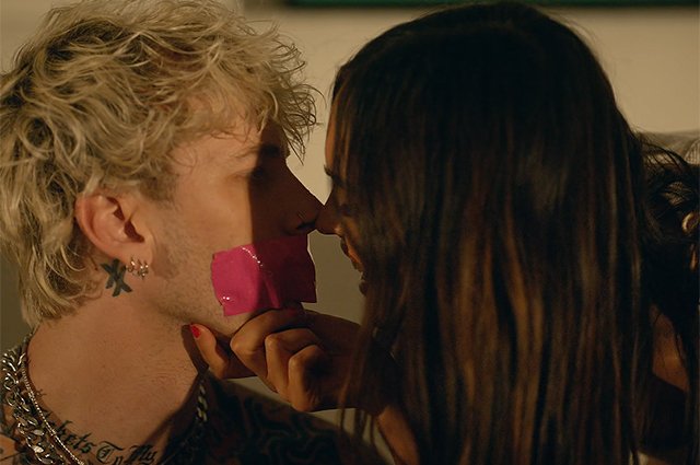 Меган Фокс и Колсон Бэйкер в кадре из клипа Bloody Valentine