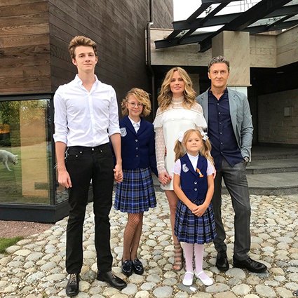 Наталья Ионова и Александр Чистяков с сыном Сашей и дочерьми Лидией и Верой 