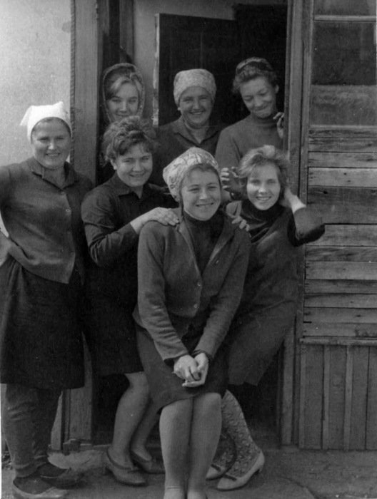 Девушки возле сельского потребительского общества. СССР, посёлок Ремовский, 1969 год.