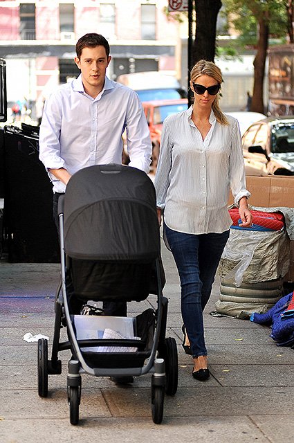Джеймс Ротшильд и Ники Хилтон на прогулке с новорожденной дочерью 