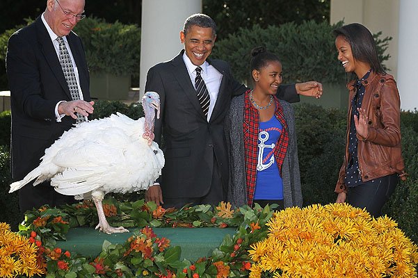 Барак Обама с дочками Сашей и Малиейна церемонии помилования индейки