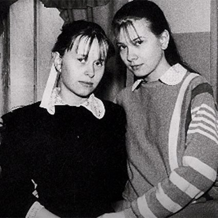 Юлия Высоцкая с подругой в студенческие годы