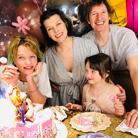 Милла Йовович и Пол Андерсон с дочерьми