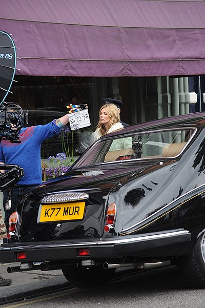 Кейт Мосс и ее дублерша на съемках в Лондоне