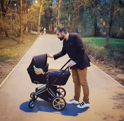 Дмитрий Исхакво на прогулке с дочерью