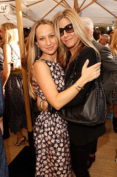 Дженнифер Мейер и Дженнифер Энистон на Vogue Fashion Show