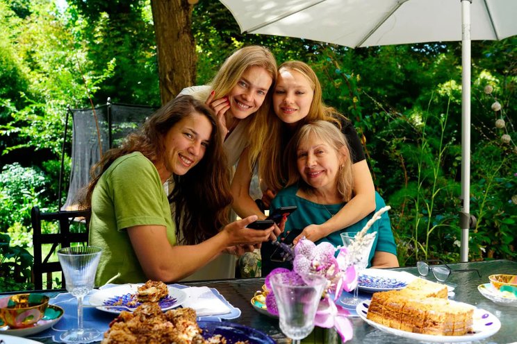 Наталья Водянова с мамой Ларисой и сестрами Дженной (слева) и Кристиной (справа)