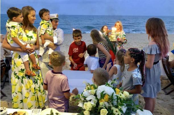 Полина Диброва устроила грандиозную вечеринку на пляже Испании