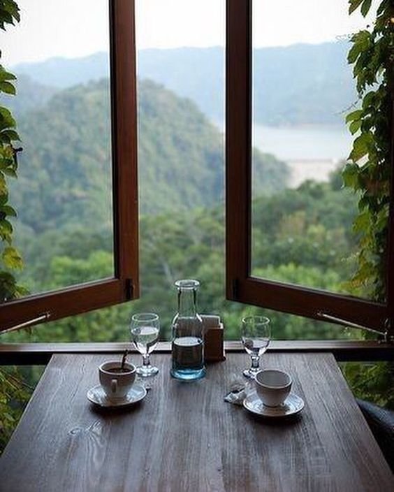 درست مثل فنجان قهوه که ته می‌کشد پنجره کم‌کم از تصویر تو تهی می‌شود  حالا من مانده‌ام و  پنجره‌ای خالی و  فنجان قهوه‌ای که از حرف‌های نگفته پشیمان است  ~ گروس عبدالملکیان  #قهوه_نگار: 
