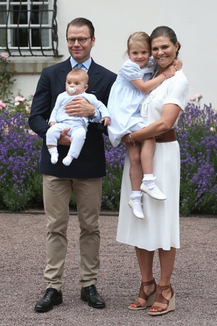 Принц Даниэль с кронпринцессой Викторией и детьми