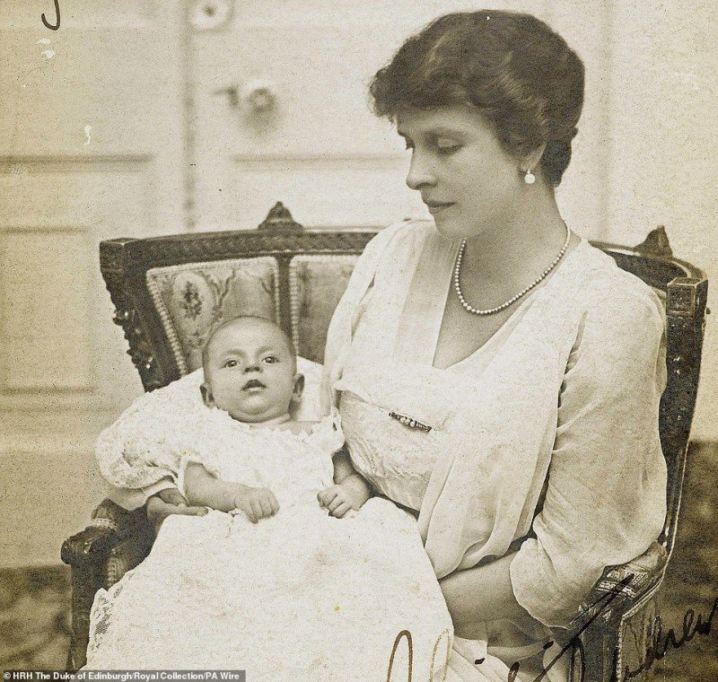 Принц Филипп на руках матери, принцессы Alice of Greece, 1921 г.