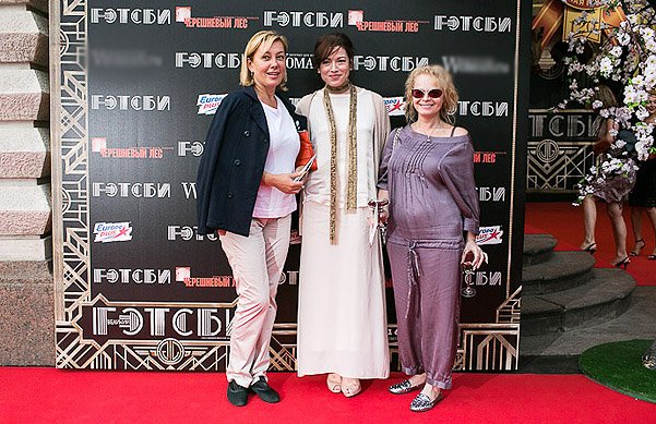 Арина Шарапова, Алена Хмельницкая и Лариса Долина на премьере 