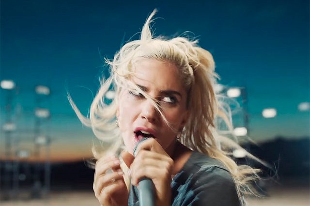Леди Гага в клипе на песню Perfect Illusion
